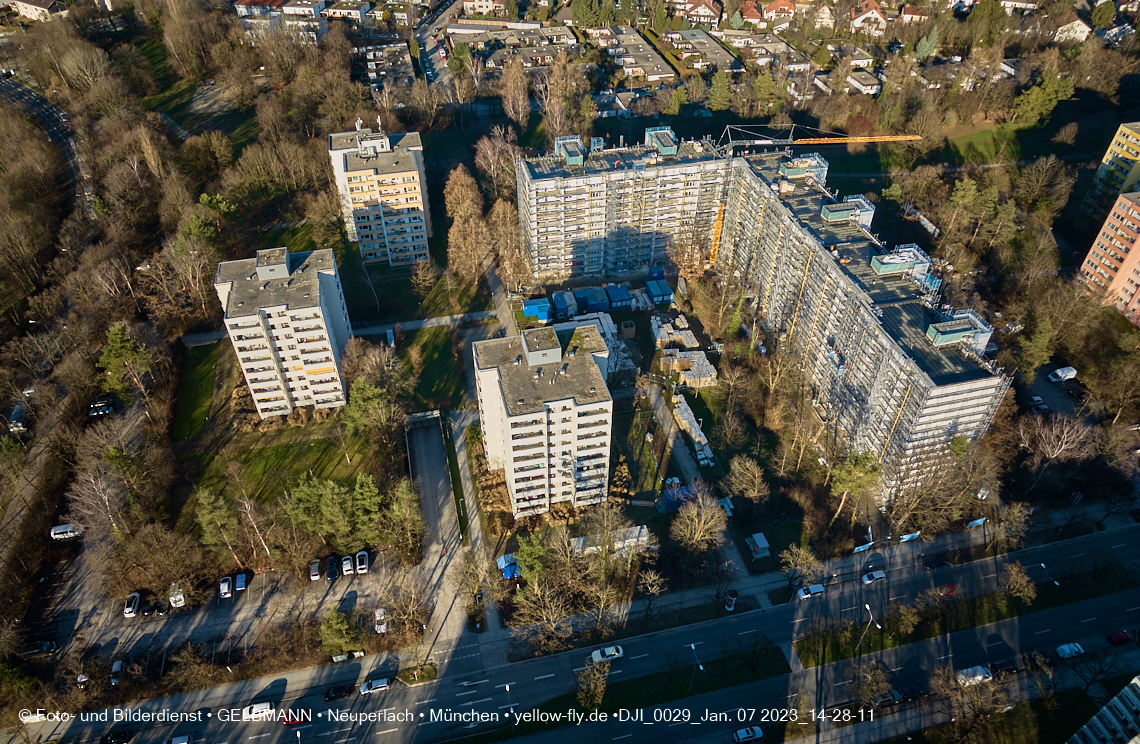 07.01.2023 - Luftbilder von der Baustelle Karl-Marx-Ring 11-21 und Kurt-Eisner-Straße in Neuperlach